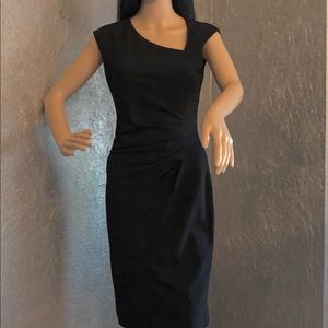 Cache elegant LBD with asymmetrical neckline, 4